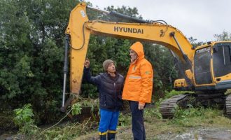 Prefeito vistoria execução de obras de drenagem