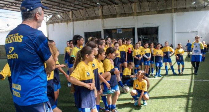 Lobas celebram 30 anos de história no futebol feminino