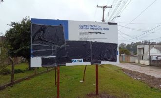 Placas de obras são cobertas em cumprimento à legislação eleitoral