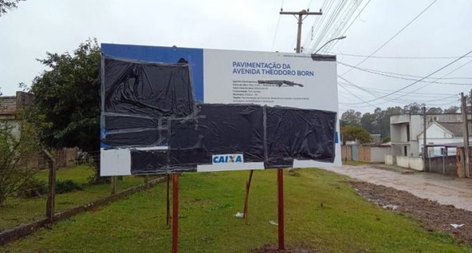 Placas de obras são cobertas em cumprimento à legislação eleitoral