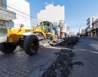 Prefeitura retira asfalto em condições precárias da área central