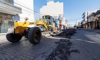 Prefeitura retira asfalto em condições precárias da área central