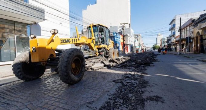 Prefeitura retira asfalto em condições precárias da área central