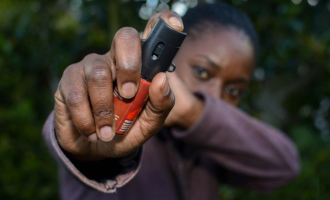 Mulheres já podem comprar e usar spray de pimenta para defesa pessoal