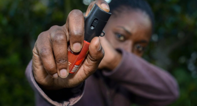 Mulheres já podem comprar e usar spray de pimenta para defesa pessoal