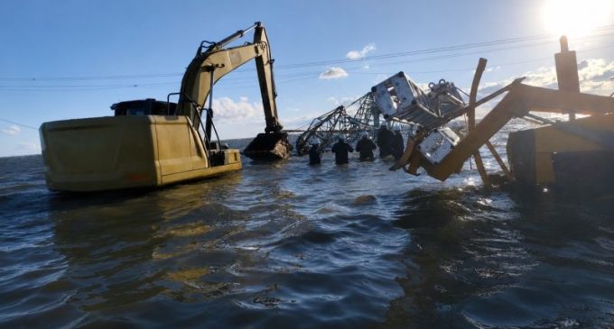 CEEE Equatorial e Axia Energia mobilizam equipes para reconstrução de torres de transmissão na Lagoa Mirim