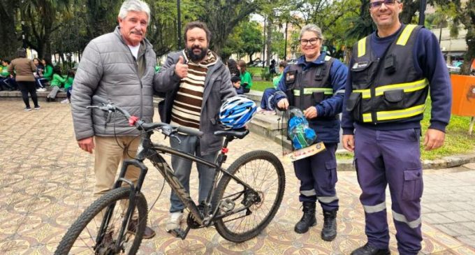 Blitz educativa entrega kits de segurança para ciclistas