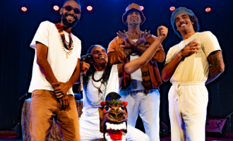 Sonora Brasil traz a Pelotas show gratuito do coletivo baiano Cabokaji, destaque da música afro-indígena contemporânea