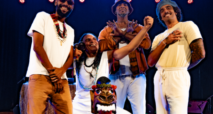 Sonora Brasil traz a Pelotas show gratuito do coletivo baiano Cabokaji, destaque da música afro-indígena contemporânea