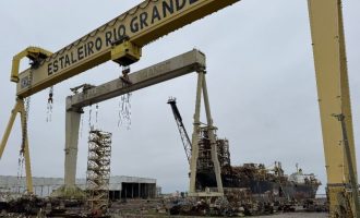 Plataforma P-33 da Petrobras ingressa no Estaleiro Rio Grande para desmontagem e reciclagem verde
