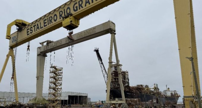 Plataforma P-33 da Petrobras ingressa no Estaleiro Rio Grande para desmontagem e reciclagem verde
