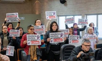 Sessão da Câmara é marcada por protestos contra machismo e misoginia