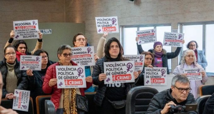 Sessão da Câmara é marcada por protestos contra machismo e misoginia