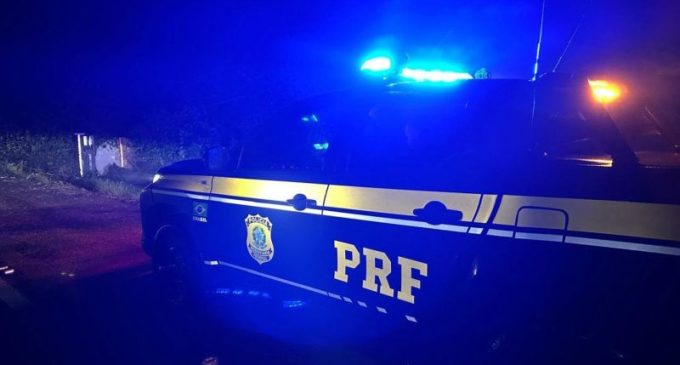 Caminhão tomba na BR-116, em Pelotas, e passageira morre
