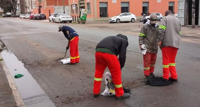 Prefeitura faz operação emergencial de tapa-buracos