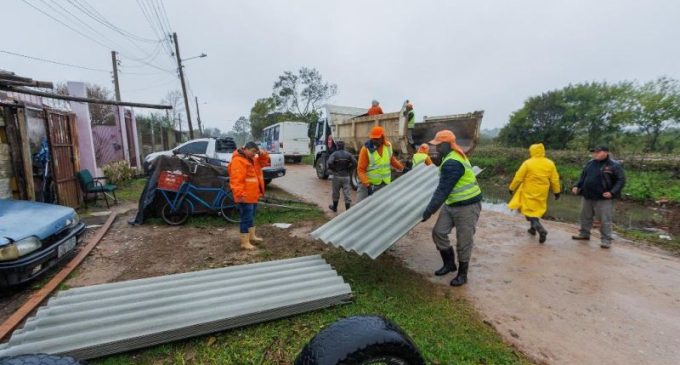 Prefeitura distribui telhas no Barro Duro e na Colônia Z3